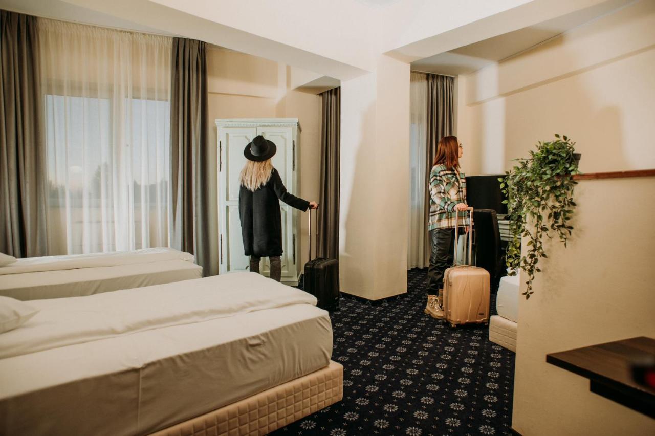 Hotel Coandi アラド エクステリア 写真